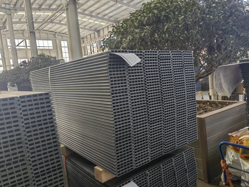 Cancelli in lega di alluminio, recinzioni in lega di alluminio, recinzioni in WPC, container 40HQ, da Qingdao al porto di FOS, Francia, consegna porta a porta DDU.